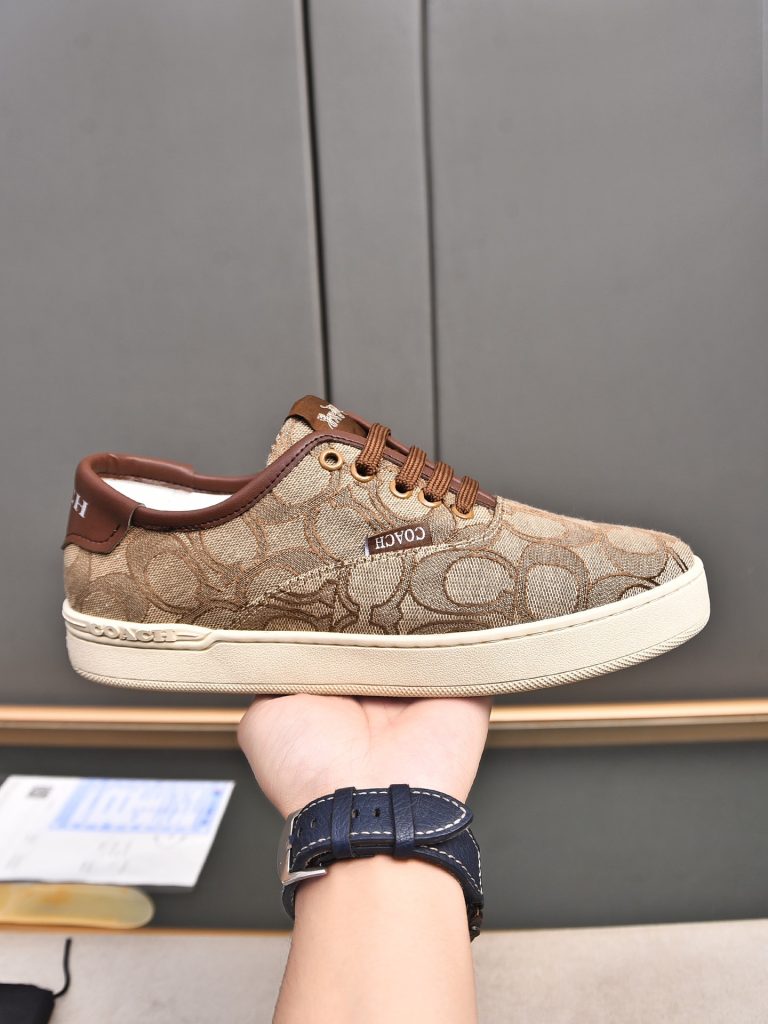 COACH ブラウン スニーカーを写真で見る|週末の街歩きに合うか素材感から確認