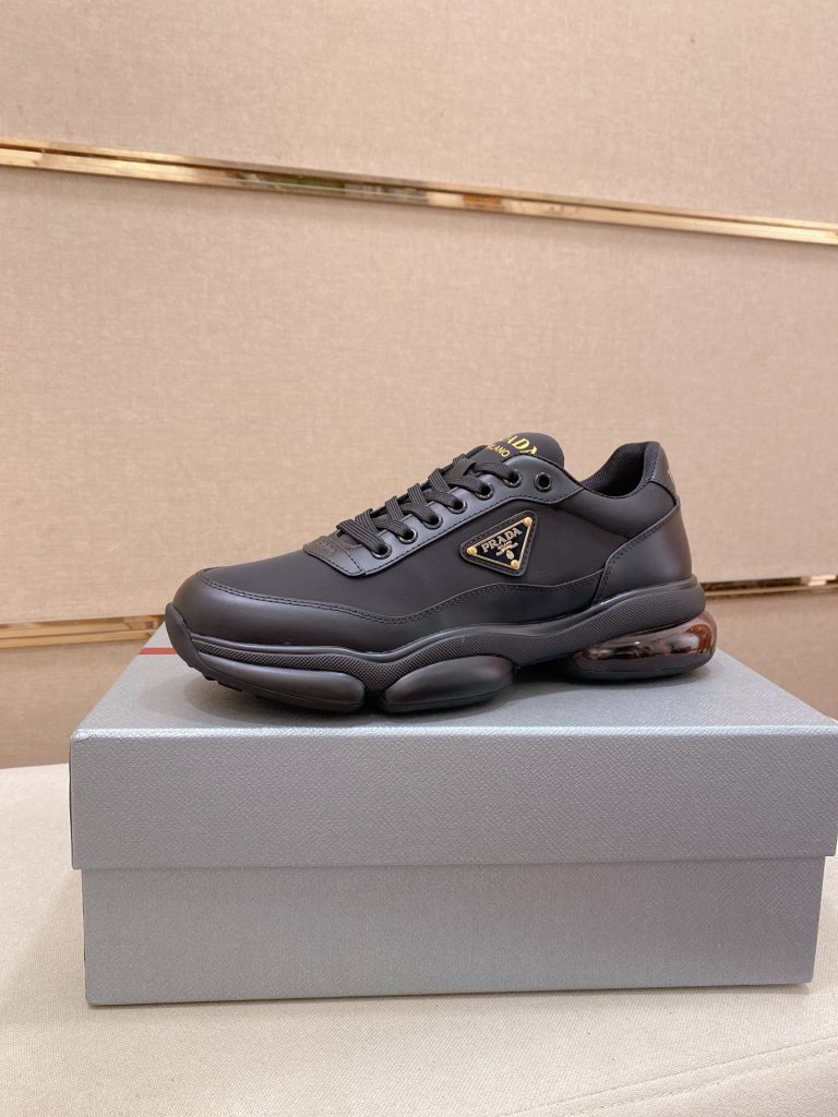 街歩きで使いやすいPradaのスニーカーを写真で確認