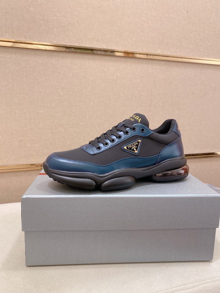 プラダ メンズ スニーカー ブラック ブルー 2色 4色入 |カフェに使いやすいファッションアイテムを写真で確認