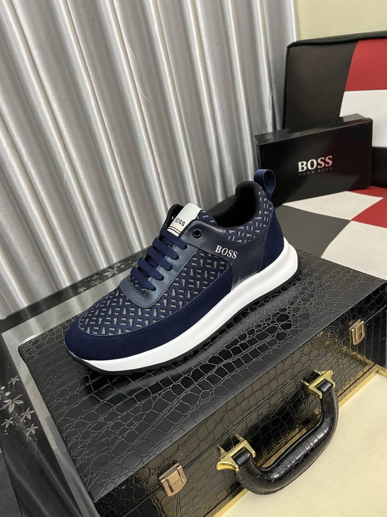 ネイビーのHUGO BOSSスニーカー、週末の街歩きに合わせる写真とサイズ感