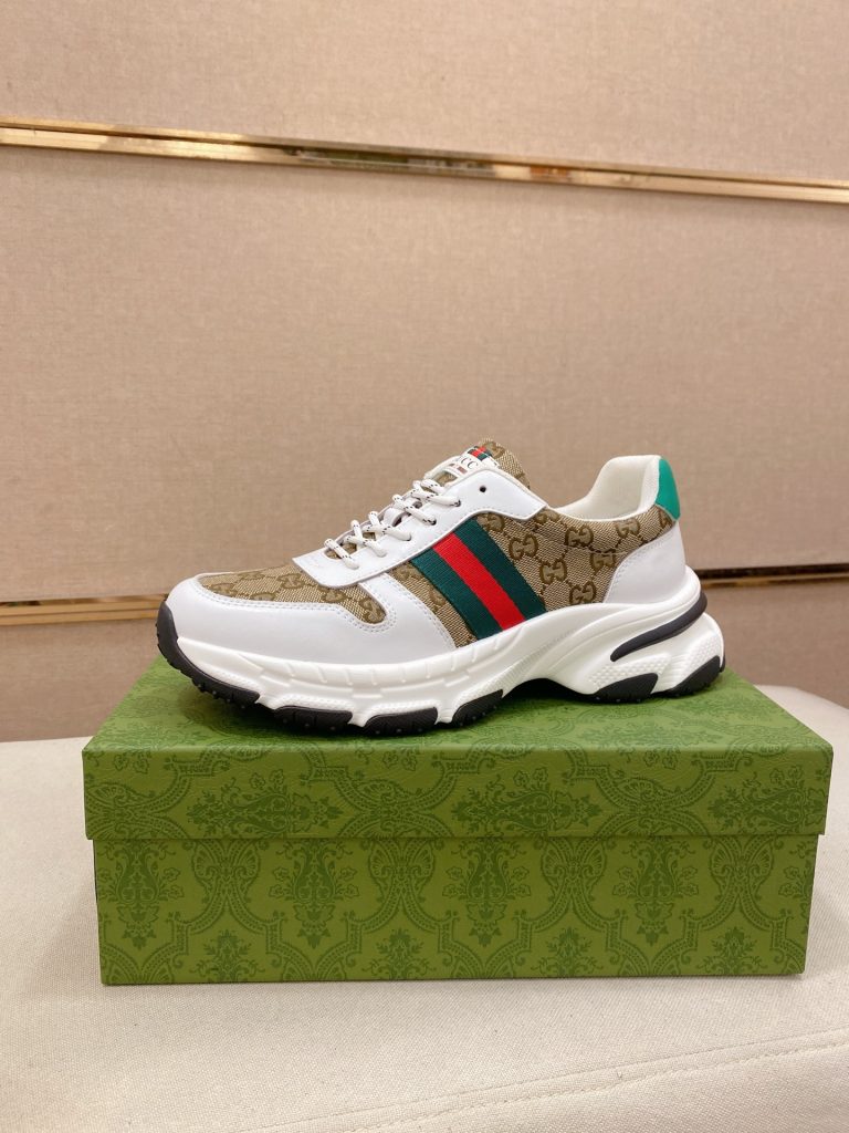 グッチ 男士 厚底スニーカー ベージュ レッド ブルー 1色｜通勤に使いやすいシューズを写真で確認