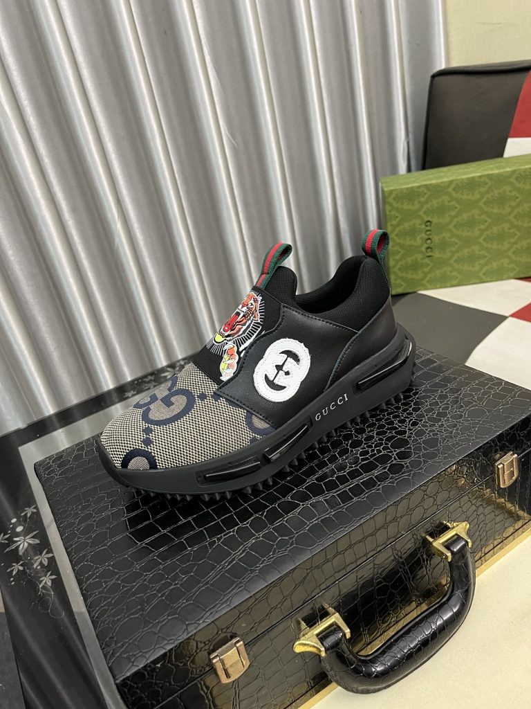 GUCCI メンズスニーカー タイガーデザイン 2色展開 本革 シューズ｜雨の日に予算内で見たいポイント