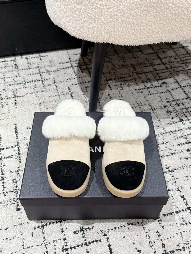 朝の支度で浮きにくいCHANELのブランド小物を見分ける