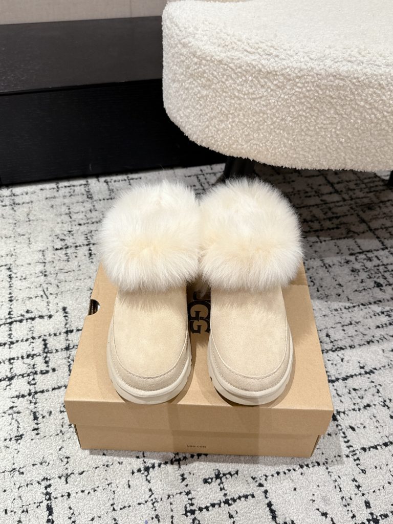 オフホワイトのUGGブーツで叶える、冬の通勤も週末も快適な足元
