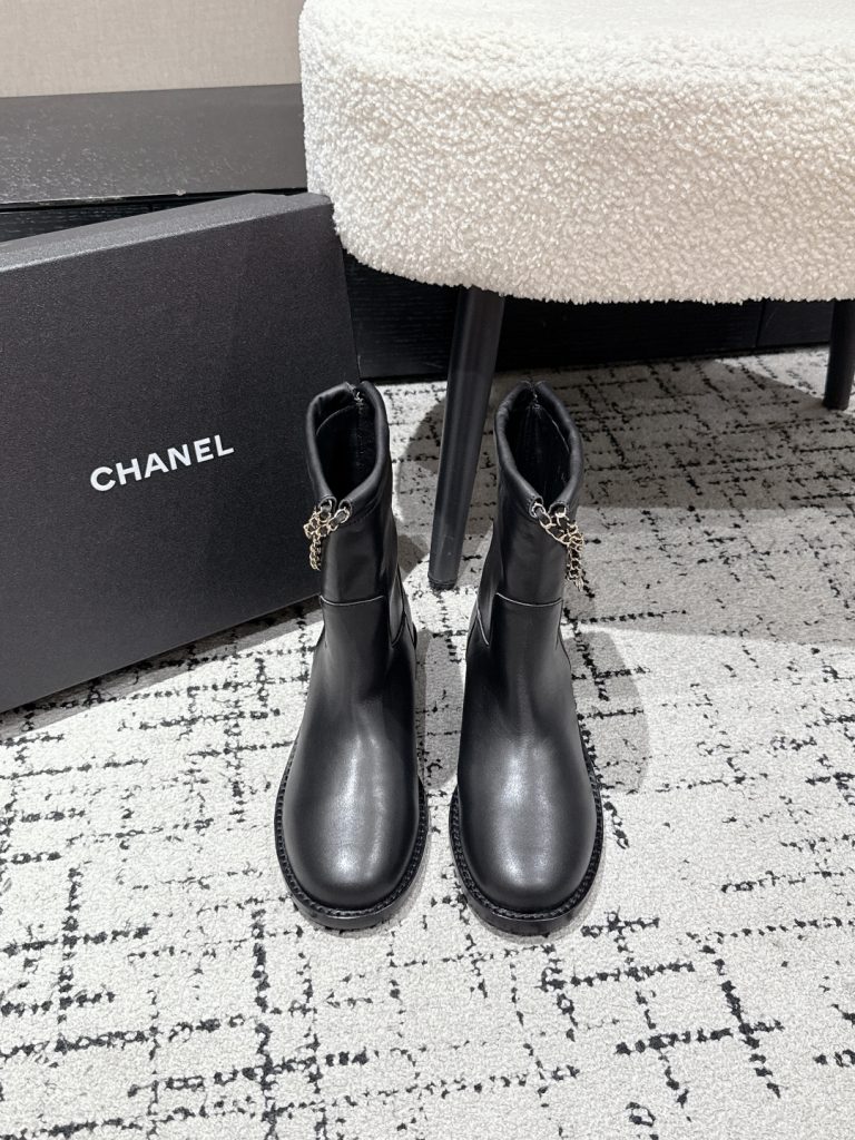 カフェに寄る日、写真で見たいCHANELの黒ブーツの細部