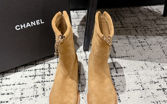 食事会で使いやすいCHANELの靴を写真で確認