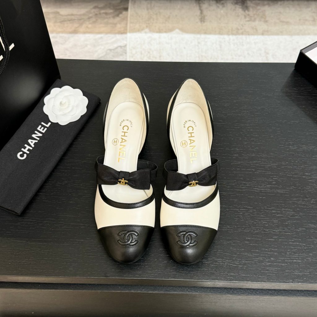 夜の外出の荷物に合うCHANELの靴