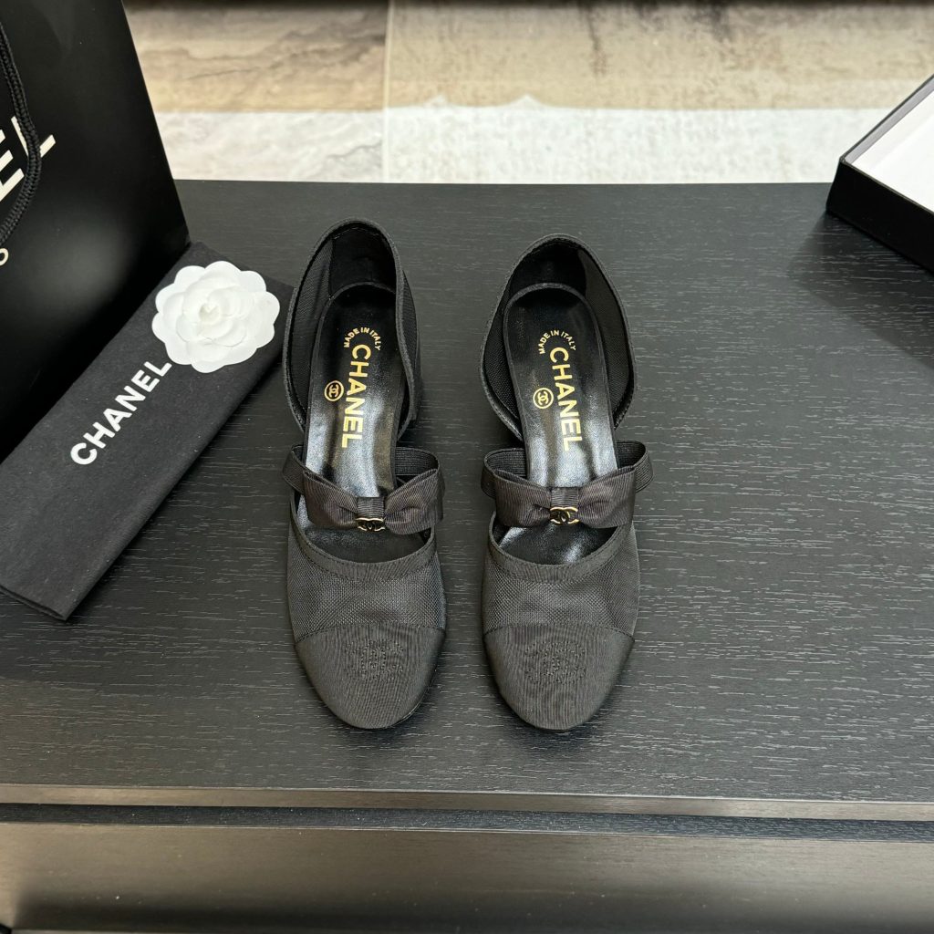 友人と会う日に持つならポケットも見たいCHANELの靴