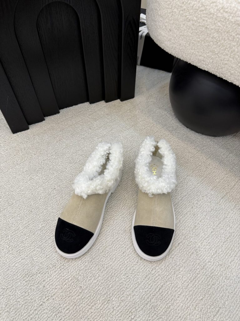 職場の服に合わせるならCHANELのスニーカーは収納重視