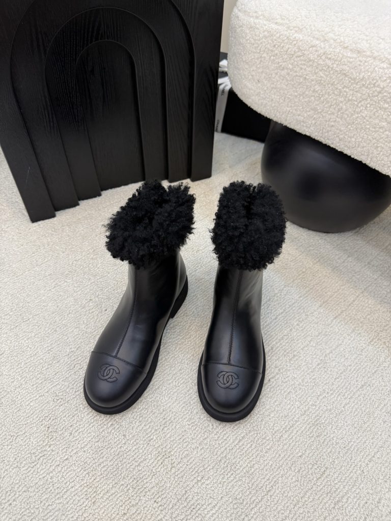 ブラックのローファー風ブーツ、週末のカフェへ履いて行く服で選ぶ