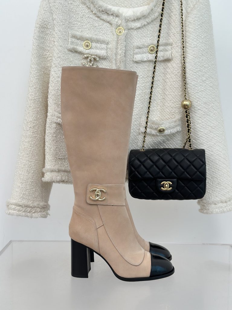 友人と会う日に持つなら服との距離感も見たいCHANELの靴