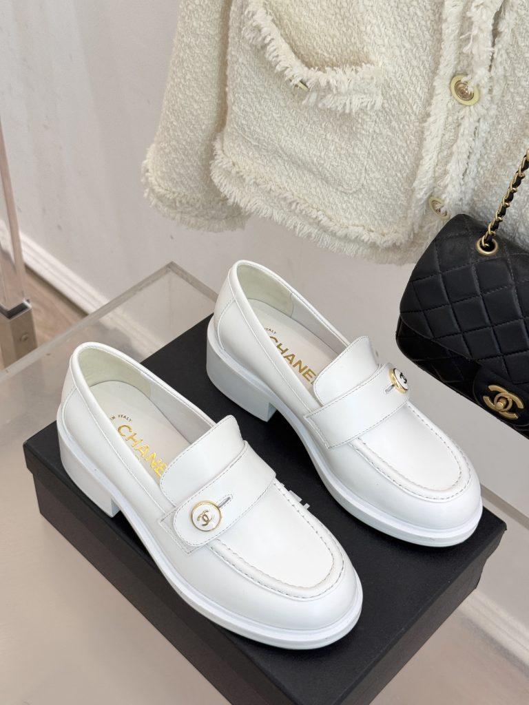 シャネル 白色 ローファー シューズ 2cmヒール ファッション レディース 1足 ✨ - 画像 3