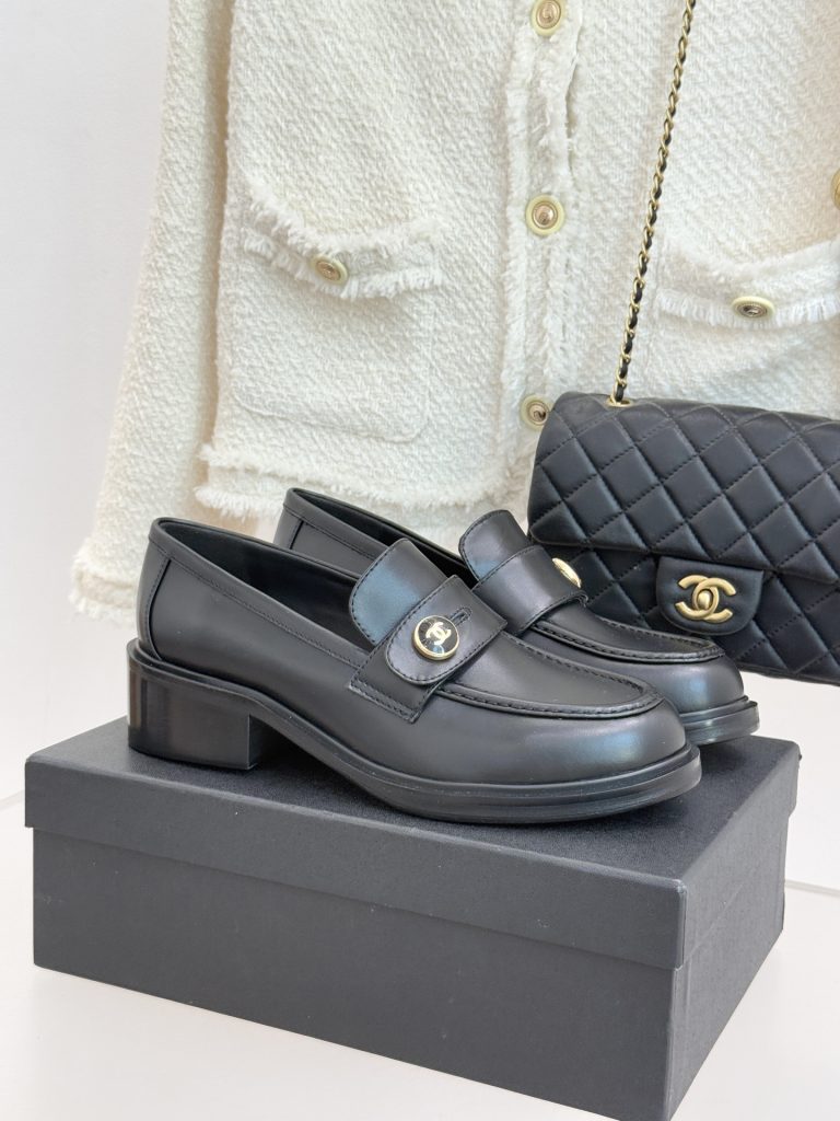 CHANEL 黒ローファーの写真で見る色とソール、通勤や週末の服との合わせ方