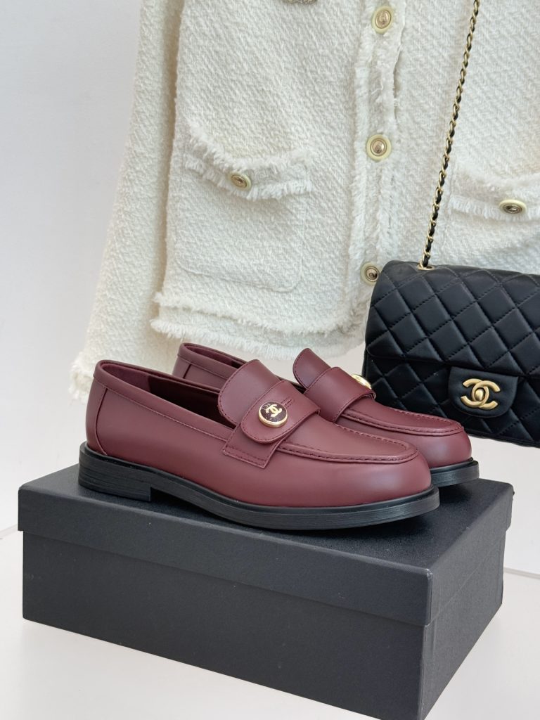 週末の服に合わせるならCHANELのブランド小物は上着との相性重視