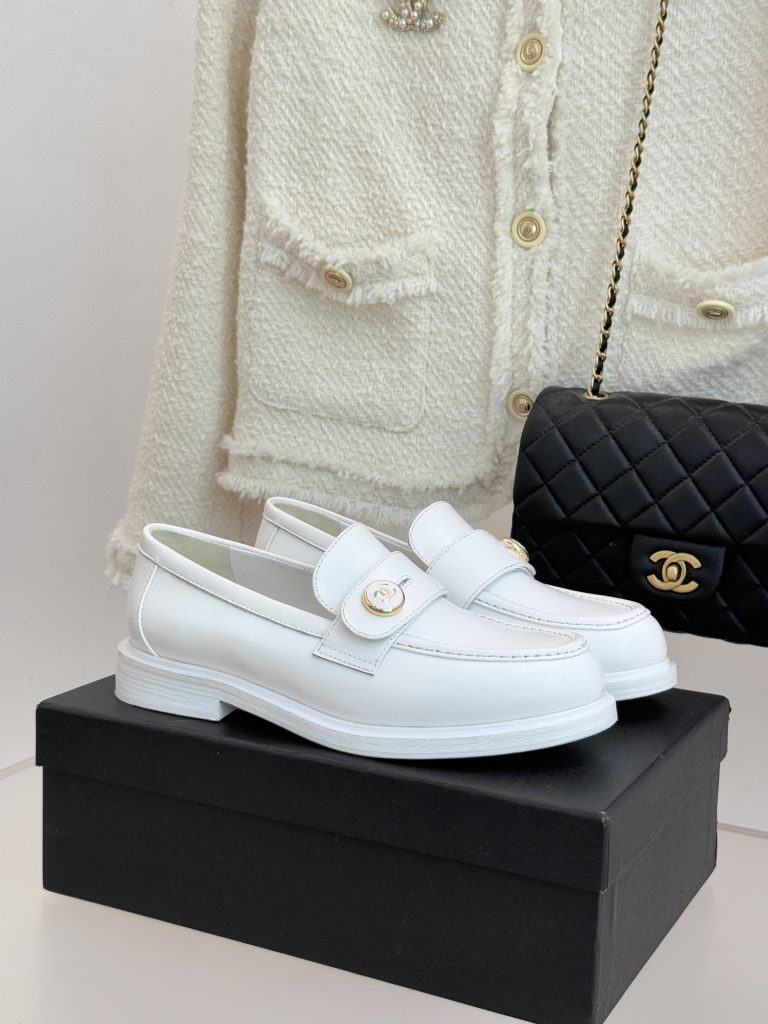 コートの日に合わせるCHANELの靴の現実的な選び方