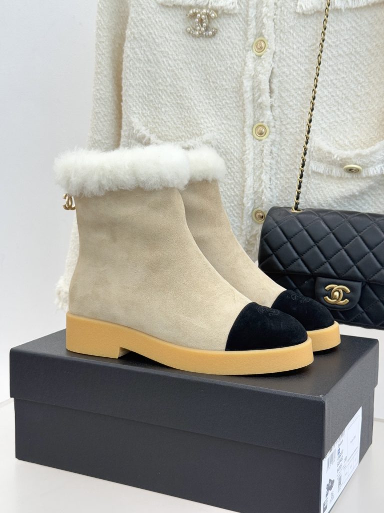 コートの日に使いやすいCHANELの靴を探す