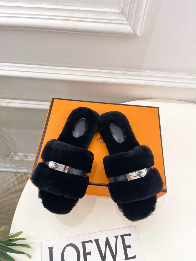 エレガントな HERMES フェイクファー フラットサンダル 黒 37サイズ 素材: フェイ…｜週末に使いやすいシューズを写真で確認