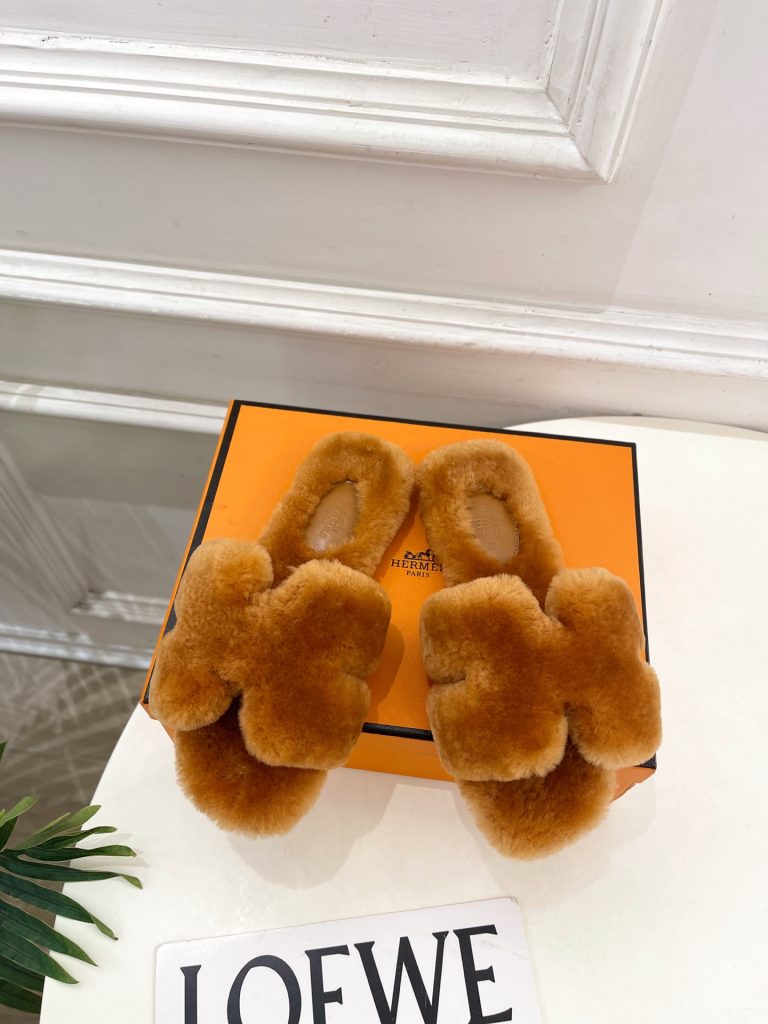 エレガントな HERMES ファーサンダル 1色 シューズ｜通勤の日に選ぶ前の確認ポイント