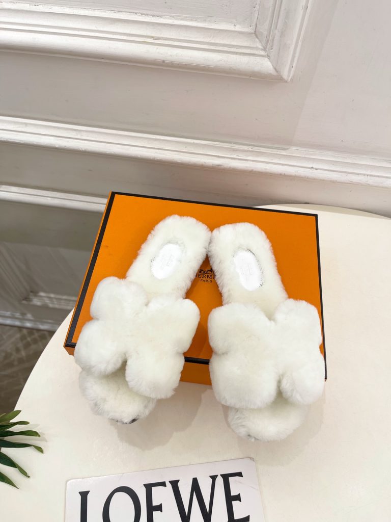 エレガントな HERMÈS フリーススリッパ 4色 プラットフォーム 白色 素敵なギフト｜ギフトに使いやすい財布・小物を写真で確認