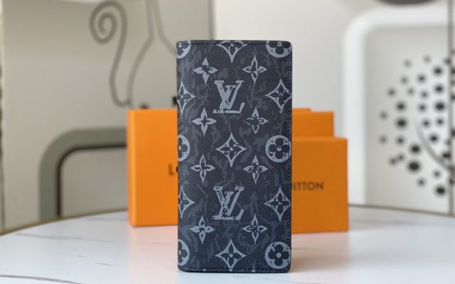 通勤で使いやすいLOUIS VUITTONの財布を写真で確認