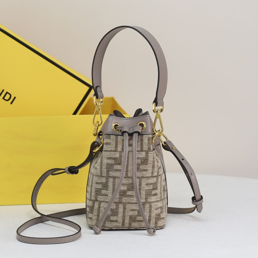 フェンディ FENDI MON TRESOR ズッカ柄 ブランド小物|カフェに行く日に選ぶ前の確認ポイント