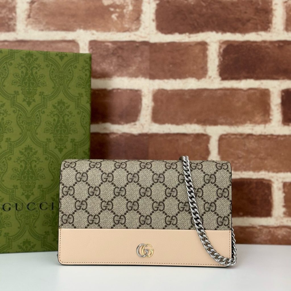 職場の日、GUCCIのバッグは服との距離感で差が出る