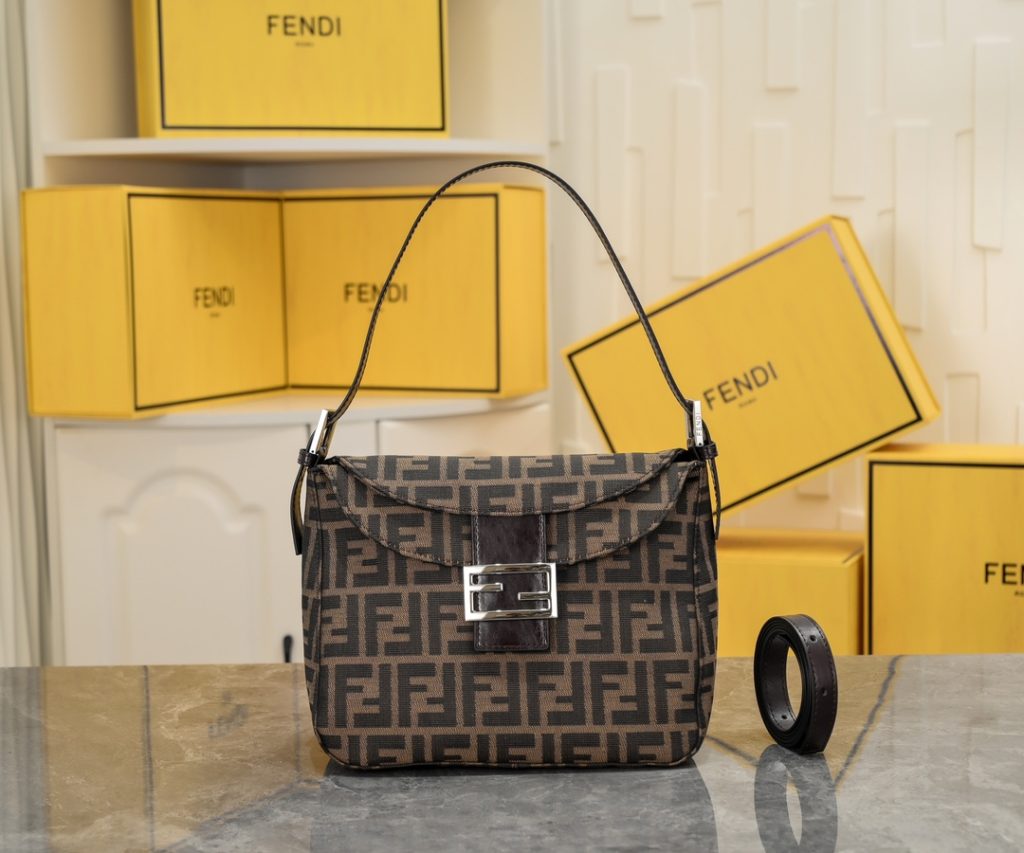 FENDI フェンディ マンマバケット ズッカ柄 バッグ|旅行の日に写真で選び方を確認