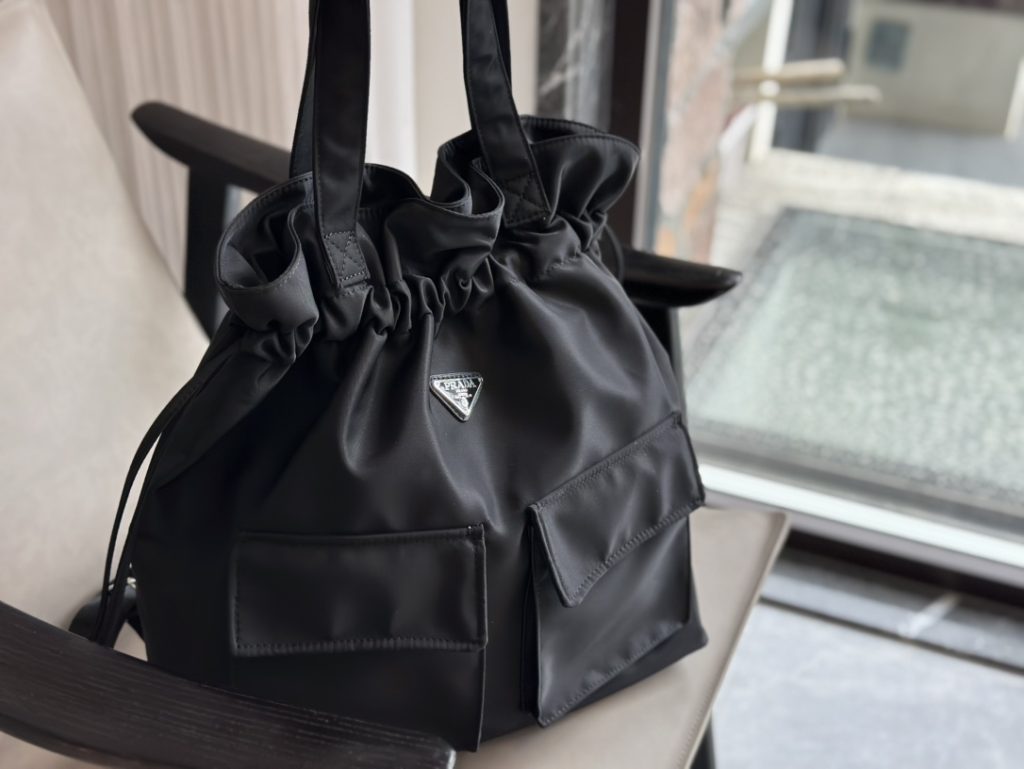 物価高でも選びやすいトートバッグ：Pradaを自然に取り入れる