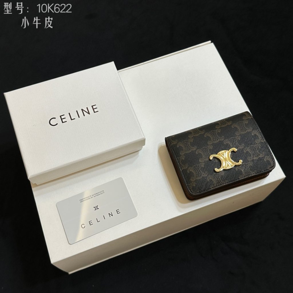 通勤で使いやすいCELINEの二つ折り財布を写真で確認