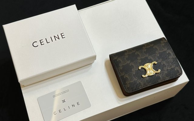 通勤で使いやすいCELINEの二つ折り財布を写真で確認