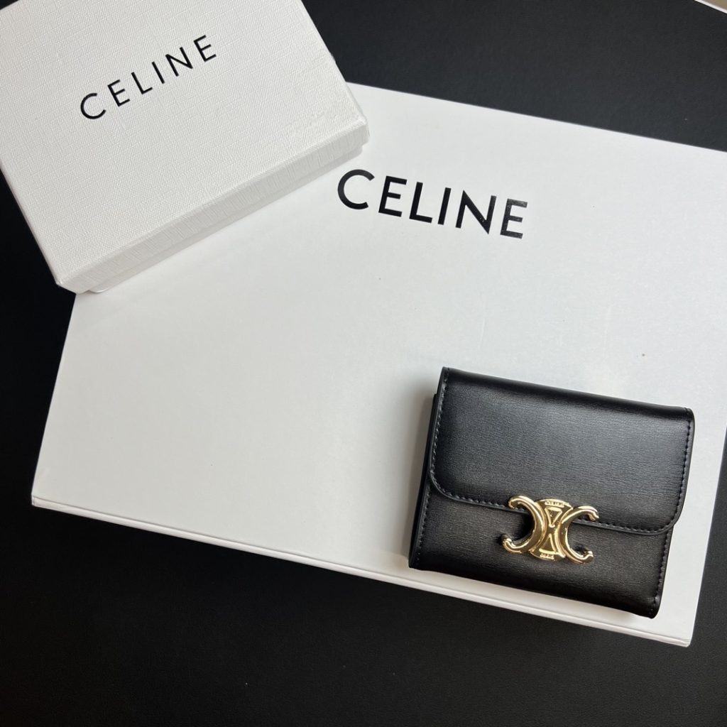 CELINEの財布を選ぶなら、まず通勤の服で考える