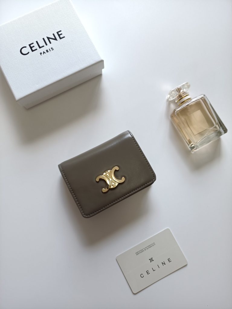 通勤目線で見るCELINEの二つ折り財布の印象