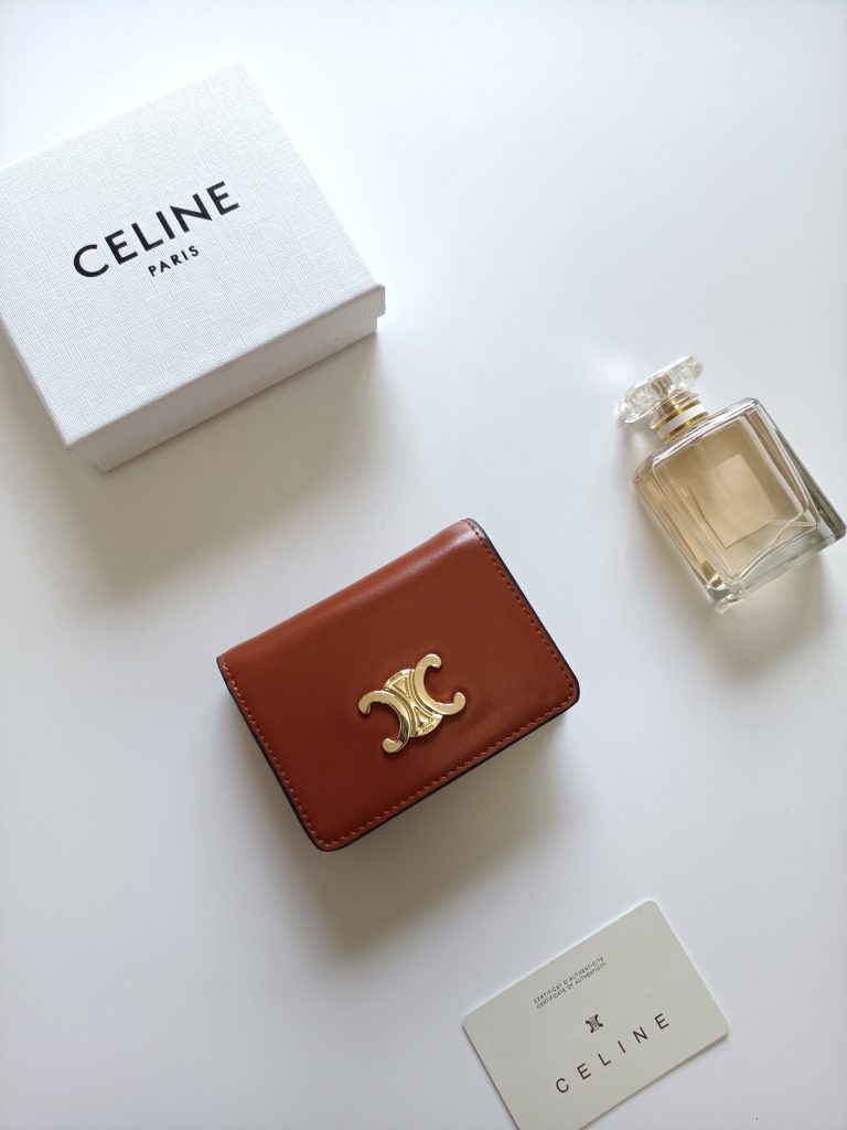 カフェに寄る日の写真で見たいCELINEの財布の細部