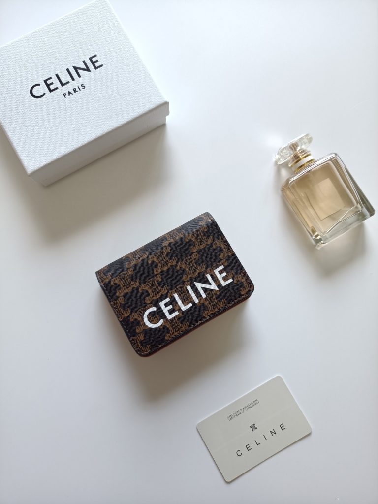 毎日で使いやすいCELINEの財布・小物を写真で確認