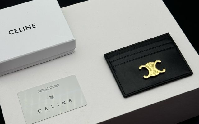 黒が映えるカードケースは日常で使いやすいか
