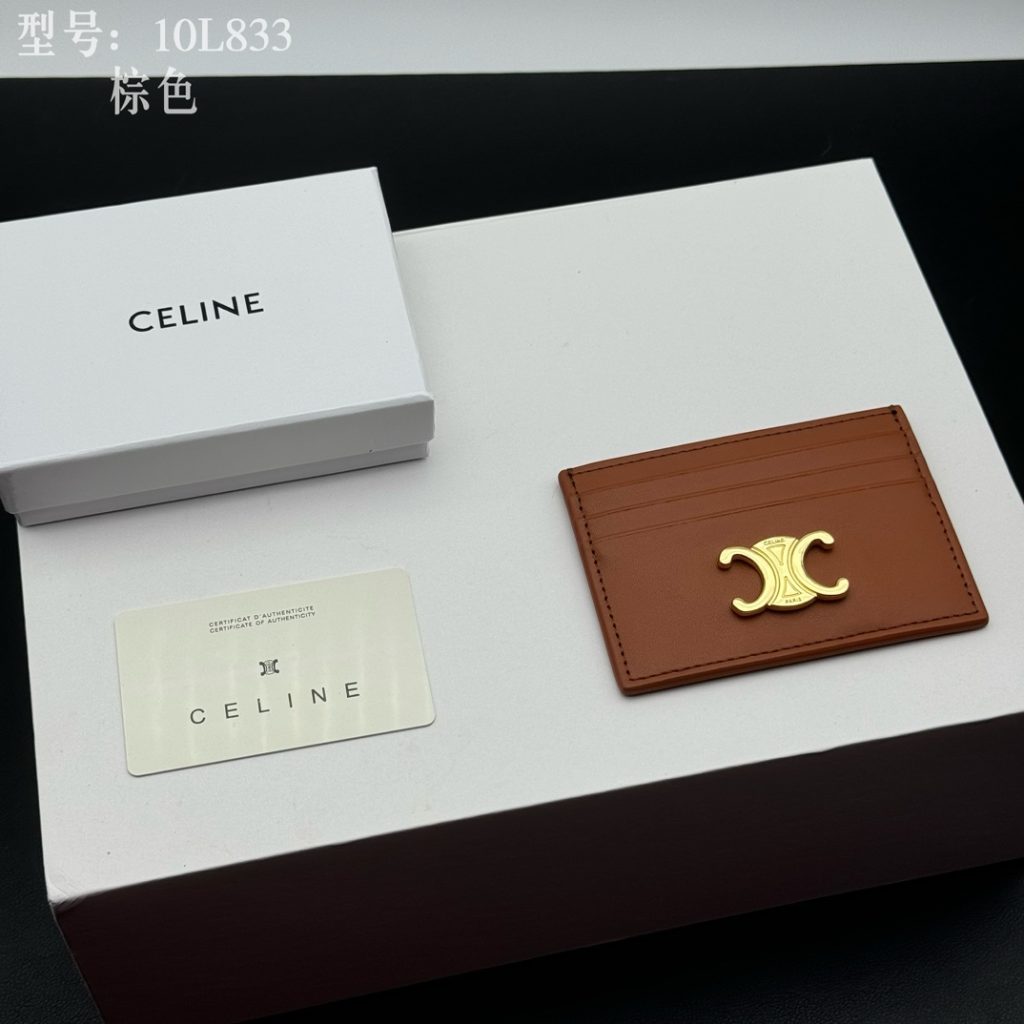 物価高でも選びやすいカードケース：CELINEを自然に取り入れる