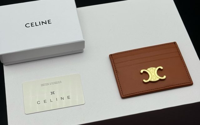物価高でも選びやすいカードケース：CELINEを自然に取り入れる