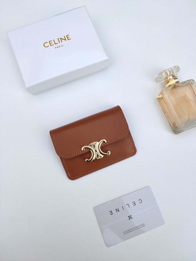 CELINE プルアップ カードケース ブラウン 1色入｜旅行に使いやすい財布・小物を写真で確認