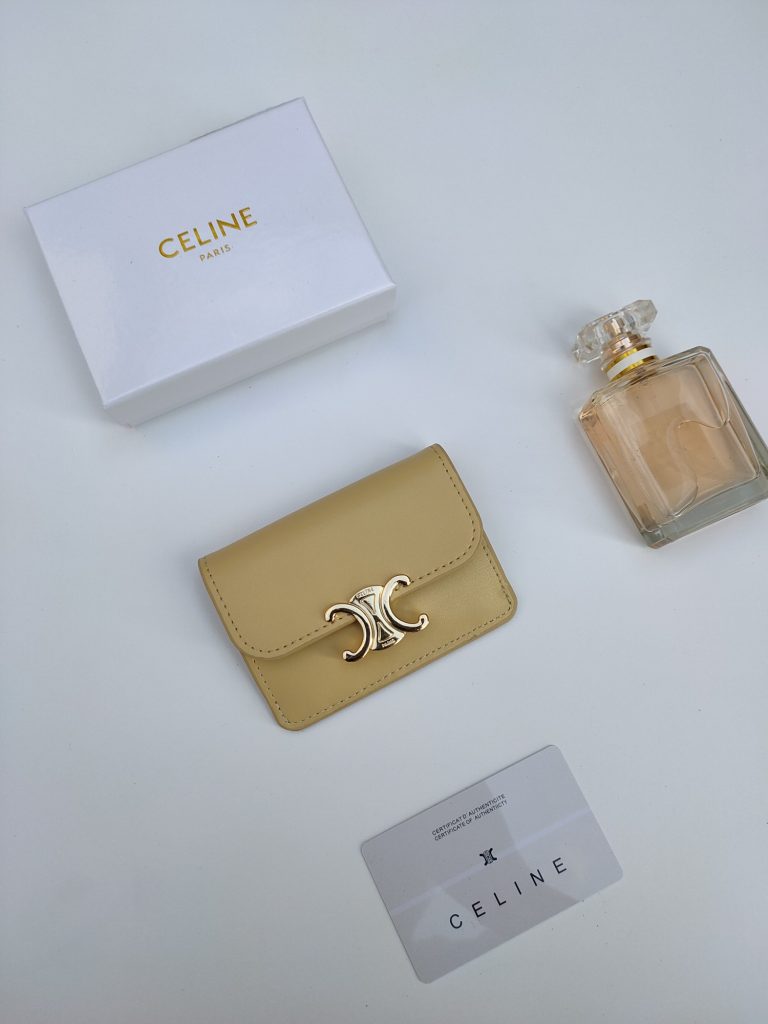 CELINE セリーヌ カードケース レザー ゴールド金具 ベージュ 1色入｜ランチに使いやすい財布・小物を写真で確認