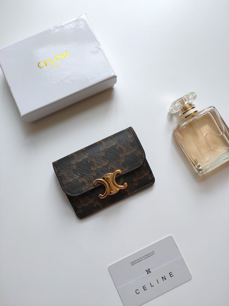 CELINE セリーヌ カードケース ブラウン レザー シグネチャー柄 高級感 プレゼントに…｜通勤に使いやすい財布・小物を写真で確認