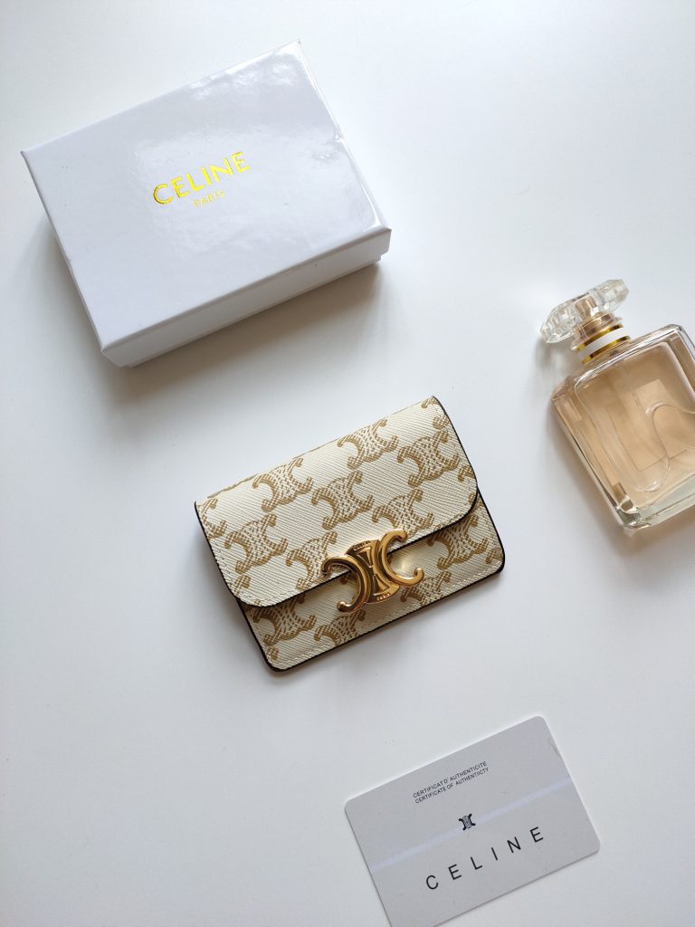 CELINE セリーヌ カードケース ミニ財布 イエロー 1色入 財布・小物｜旅行の日に選ぶ前の確認ポイント