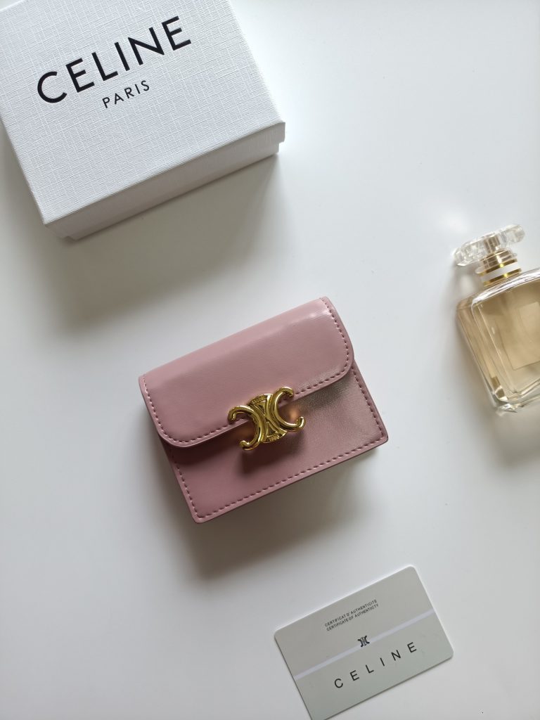 物価高でも選びやすい財布：CELINEを自然に取り入れる