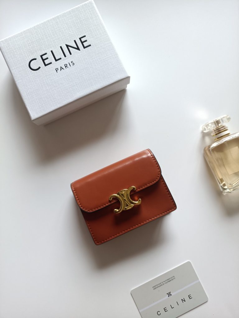 CELINE ピンクレッド キャメル ワルツ マイクロウォレット 軽量でコンパクトなデザイン…|毎日に使いやすい財布・小物を写真で確認