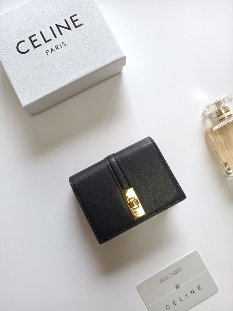 CELINE ブラック ウォレット レザー ミニ財布 ゴールド金具 2つ折り 高級感 546…｜旅行に使いやすい財布・小物を写真で確認