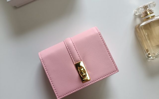 CELINEの二つ折り財布を予算内で探す前に見るシンプルのポイント