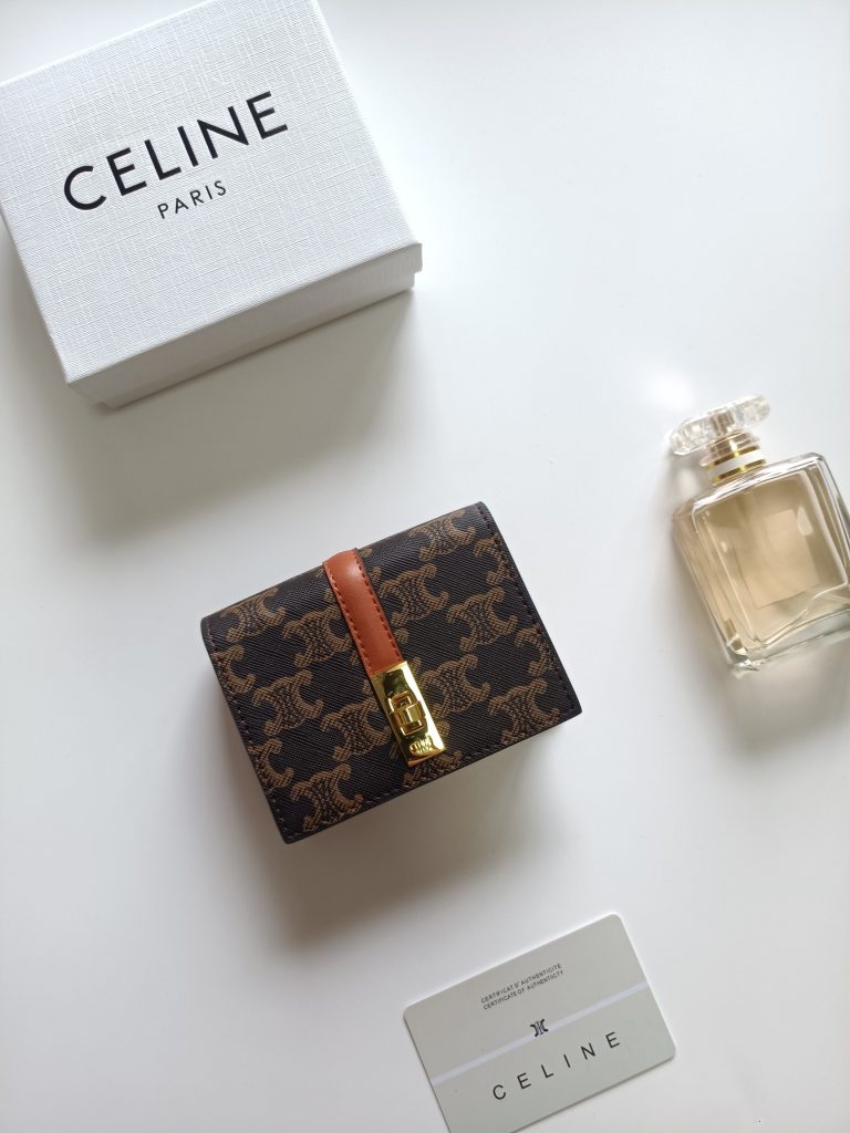 CELINE ファイン ウォレット ブラウン シグネチャー柄 二つ折り財布 財布・小物｜通勤の日に毎日に合わせるポイント