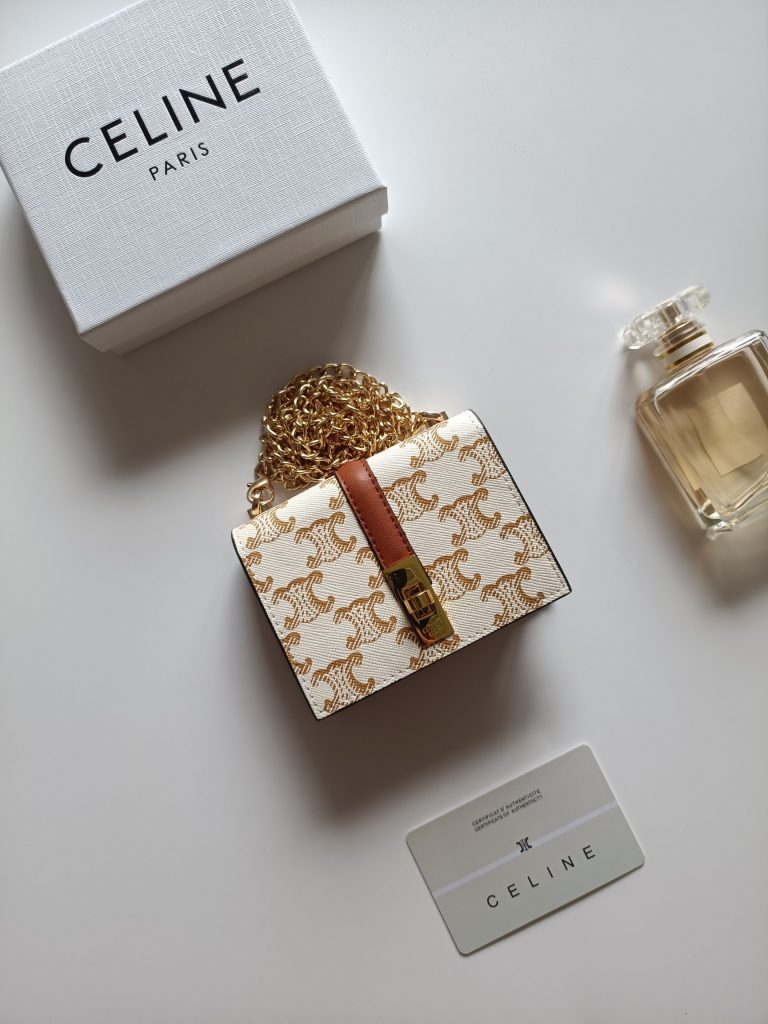 職場で見るCELINEの財布の持ち手