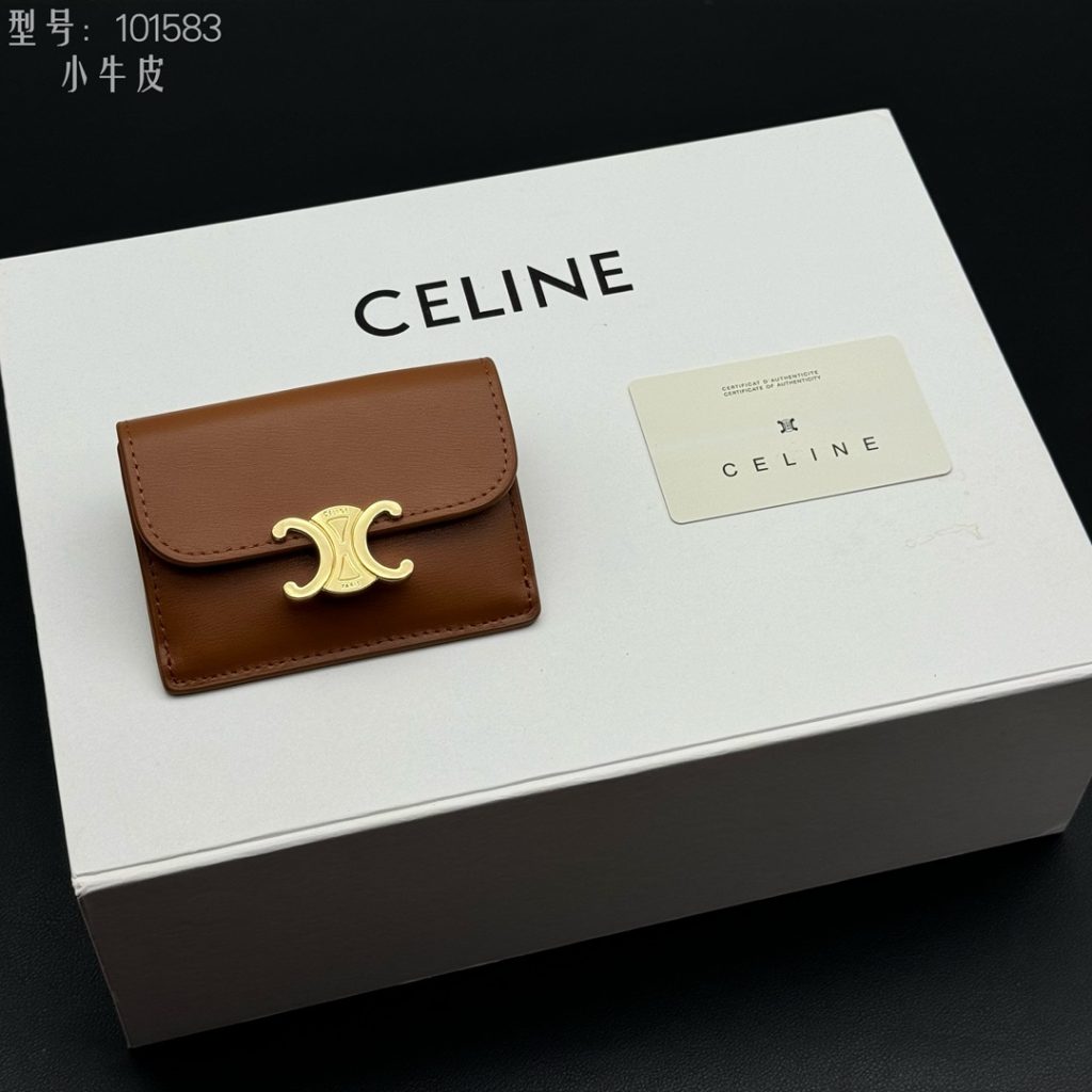 CELINEのカードケースは価格・収納・合わせ方でどう見るか