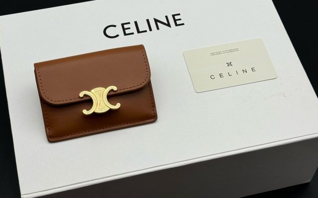 CELINEのカードケースは価格・収納・合わせ方でどう見るか