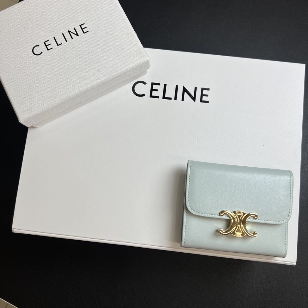 物価高でも選びやすいカードケース：CELINEを自然に取り入れる